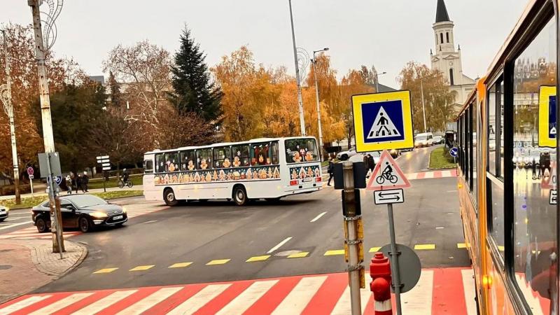 SZON - Az adventi időszak varázsa még a buszokat is különleges köntösbe bújtatja! Fedezd fel, mikor élheted át ezt az egyedülálló utazási élményt Nyíregyházán az ünnepi járatokkal!