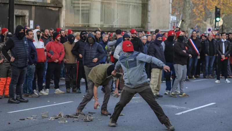 A francia politikai táj egyre zűrzavarosabbá válik: a kormány lemondása mellett tüntetések és sztrájkok sorozata borítja fel az ország mindennapjait.