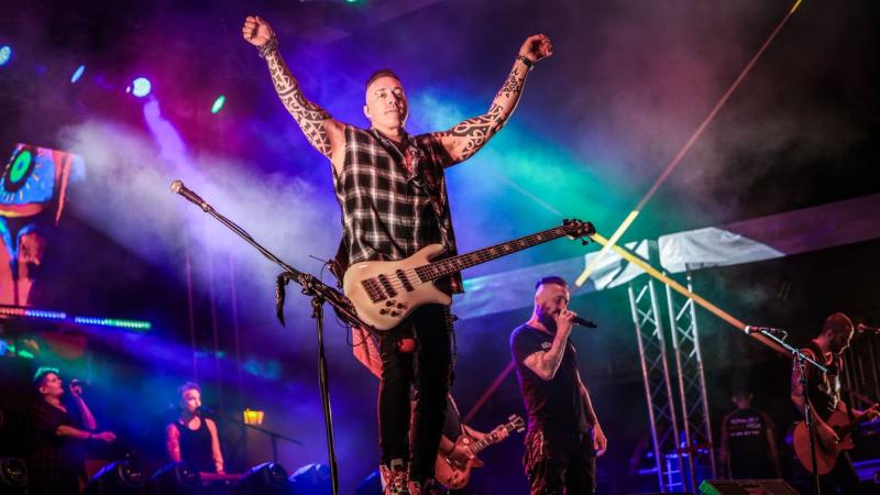 Több ezer lelkes rajongó ünnepelte a Kowalsky meg a Vega zenéjét egy fergeteges koncert keretében – nézd meg a fantasztikus pillanatokat megörökítő fotókat!