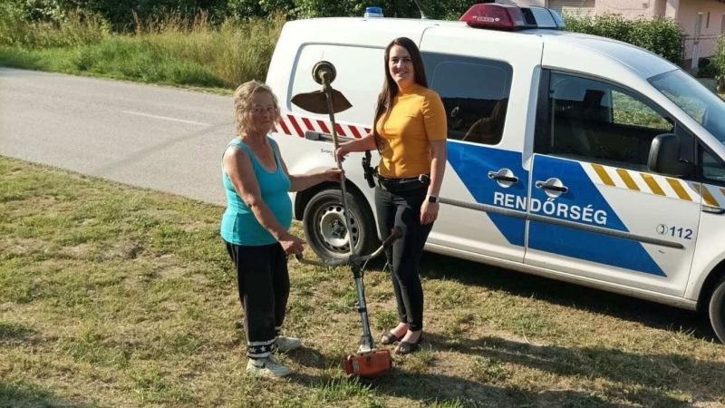 A rendőrnő visszaadta az ellopott karádi fűkaszát, ezzel örömet hozva a helyi lakosok életébe.