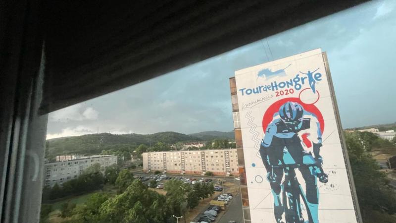 A semmiből érkezett az ítéletidő, szélvihar, özönvíz és jégeső kíséretében zúdult Borsodra az apokalipszis. A táj hirtelen megváltozott: a felhők sötét falakként gyülekeztek, mintha a természet dühe gyülekezett volna. A vihar tombolása alatt a fák meghajo
