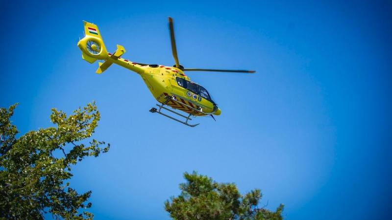 A 8-as főúton baleset történt, amikor egy busz összeütközött egy kamionnal. A helyszínre mentőhelikopter is érkezett, hogy segítsen a sérültek ellátásában.