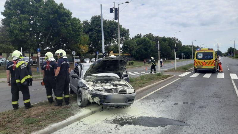 Két gépjármű ütközött a 41-es főúton – a helyszínre mentőautó érkezett (képek)
