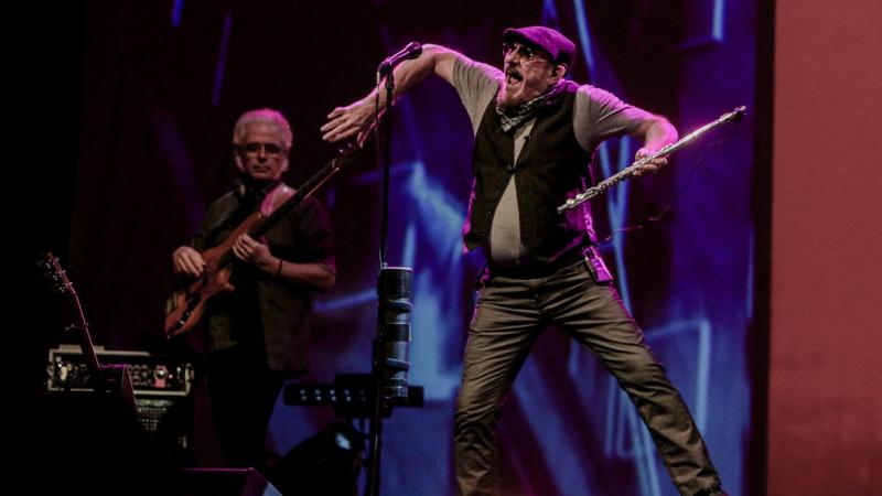 A mezőgazdaság és a rock and roll találkozása egy különleges és vibráló világot teremt, ahol a föld és a zene harmóniában él egymással. Képzelj el egy naplementében táncoló parasztot, aki a kombájn mellett gitározik, miközben a szántóföldek felett a napfé