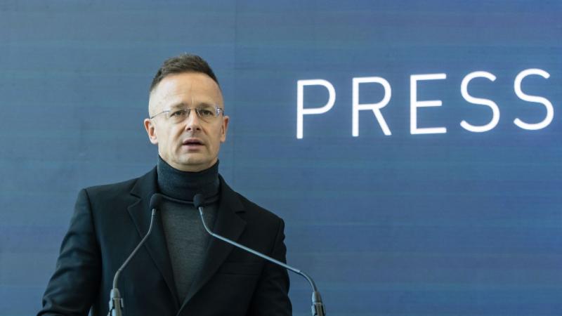 Szijjártó Péter hangsúlyozta, hogy a magyar állampolgárok nehezen megkeresett pénzét nem lehet Ukrajnába irányítani.