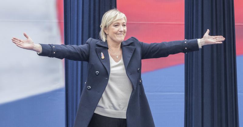 Marine Le Pen bejelentette, hogy kész harcba szállni a francia kormány ellen, és kilátásba helyezte annak megbuktatását. A politikai táj folyamatosan változik, és Le Pen stratégiája új dimenziókat nyithat meg a francia politikai színtéren.