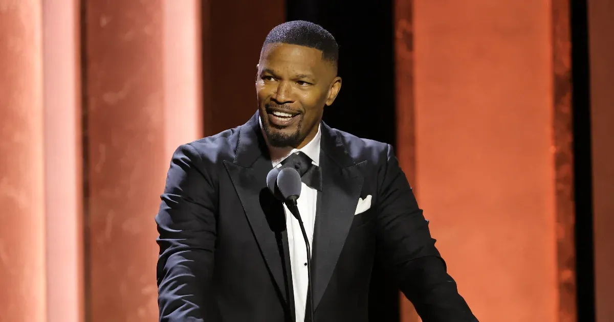 Jamie Foxx születésnapi ünnepségén egy váratlan incidens történt: egy pohár véletlenül az arcába csapódott. Jelenleg lábadozik, és remélhetőleg hamarosan jobban lesz.