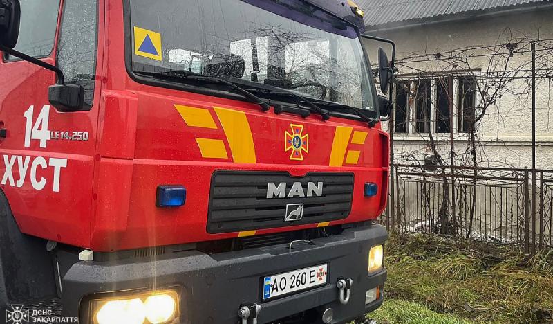 Tragikus tűzeset történt a Huszti járásban, amely sajnos emberéleteket követelt. A lángok gyorsan terjedtek, és a helyszínre érkező tűzoltók harcba szálltak a lángokkal, de az események sajnos tragikus fordulatot vettek. A hatóságok vizsgálják a tűz okait