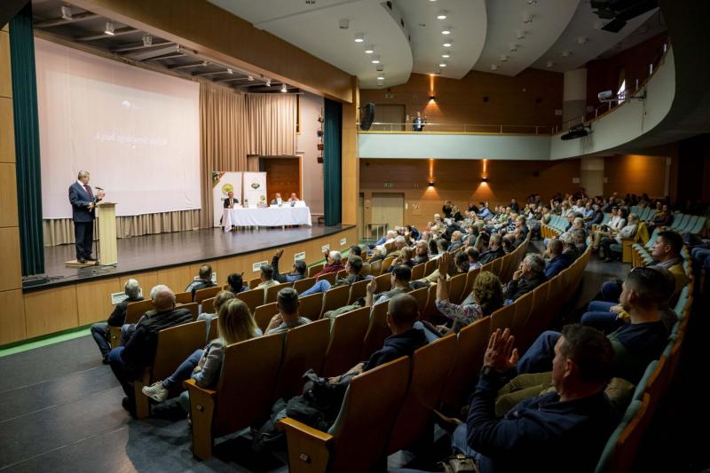 Tállai András nyilatkozata szerint a fiatal mezőgazdasági termelők számára lehetőség nyílik akár 75 millió forint összegű támogatás igénylésére, amelyhez 70%-os intenzitás társul. - Fotó: