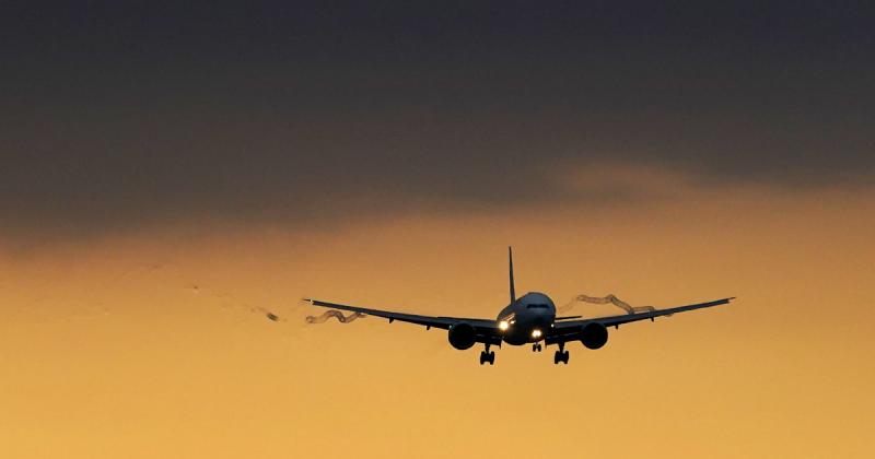 A másodpilóta összezavarodva állt, nem tudta megkülönböztetni, melyik a domináns keze, és ez a zűrzavar vezetett a Gatwick repülőtéri tűzesethez.
