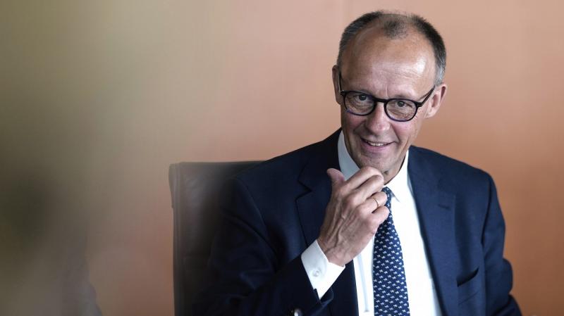 A német társadalom egyre inkább kifejezi elégedetlenségét a migrációs helyzettel kapcsolatban. Merz szigorú intézkedéseket ígért, azonban a bielefeldi terrortámadás kapcsán most hallgat. Az emberek elvárják, hogy a vezetők reagáljanak a fenyegetésekre, de
