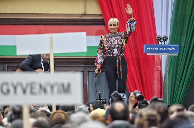 Tóth Gabi arra hívja fel figyelmünket, hogy ideje véget vetni a szélsőséges gyűlöletnek, és inkább a nemzeti összefogásra összpontosítani. 