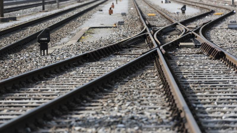Viharos időjárás okozott komoly fennakadásokat a vasúti közlekedésben: Kelet-Magyarországon pótlóbuszok és jelentős késések várják az utazókat.