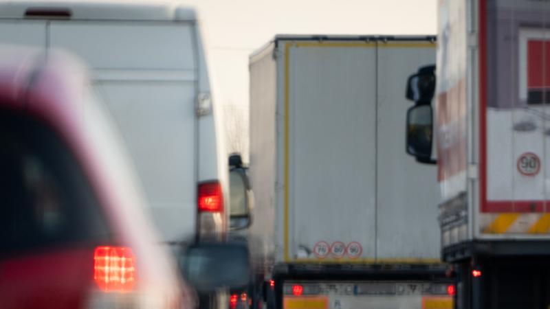 Zűrzavar uralja az utakat, romok hevernek az autópályán.