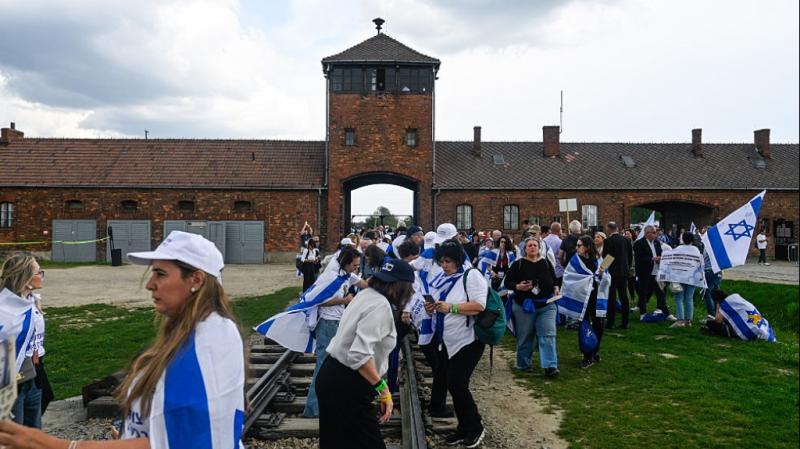 Szürreális antiszemita megalázás: Az izraeli zászlók kitiltása Auschwitzból.