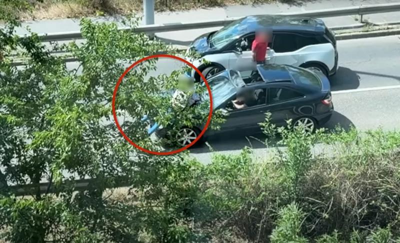 A papucsos Rambó a főút kellős közepén esett neki az ellenfelének, majd miután legyűrte, motorháztetőre fektette.  — Totalcar
