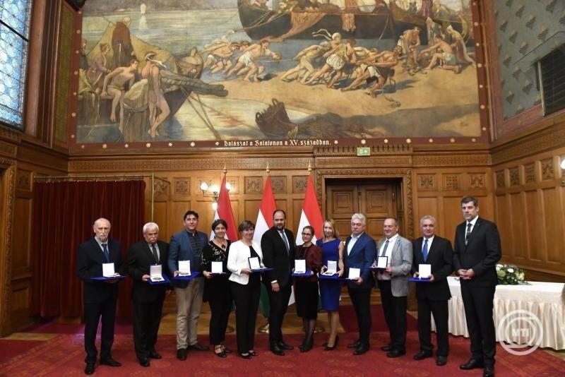 Átadták a Kallós Zoltán Külhoni Magyarságért Díjat | Vajdaság MA

A Kallós Zoltán Külhoni Magyarságért Díj ünnepélyes átadására került sor, amely méltó elismerése azoknak, akik jelentős mértékben hozzájárulnak a külhoni magyarság kulturális örökségének me