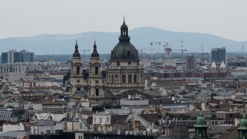 Budapest utcáin érezhető egy különös, trágyaszagú szag, amely egyértelműen egy forráshoz köthető. Az illat nyomozása során egyre inkább egy helyszín felé irányítanak a jelek.