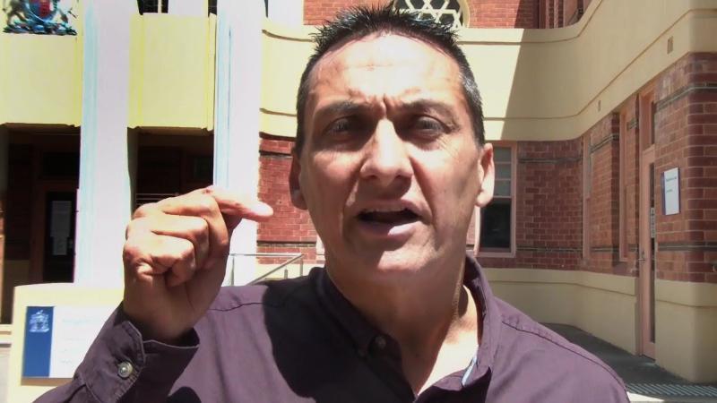 Kettős rendőrgyilkosság rázta meg Ausztráliát, ahol a hatóságok egy titokzatos gyanúsított nyomában indítottak hajtóvadászatot. A tragikus esemény sokkolta a közvéleményt, és a rendőrség minden erejével azon van, hogy mielőbb kézre kerítse a feltételezett