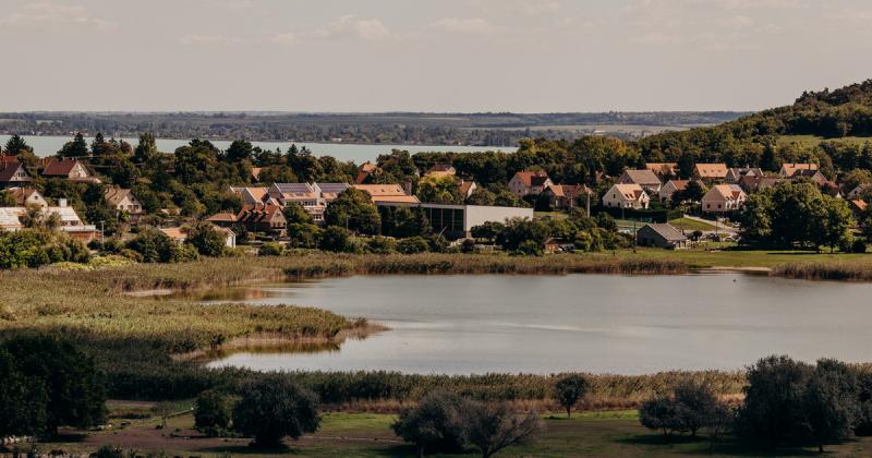A Balaton vize ugyan még biztonságban van, de a tihanyi Belső-tó esetében komoly aggodalmak merülnek fel a kiszáradás veszélye miatt.