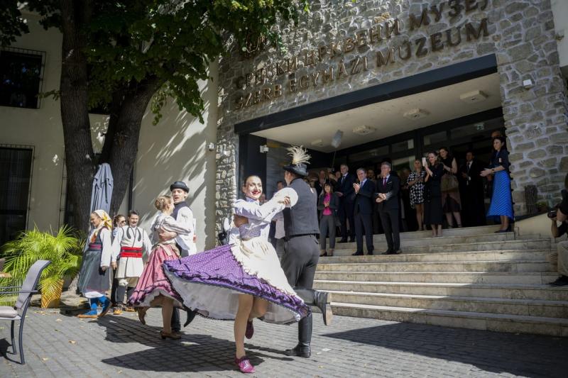 A magyar-szerb kulturális évad miniszteri biztosa mostantól egy kiemelkedő magyar-szerb színművész, aki a két nép közötti kulturális híd szerepét hivatott betölteni.