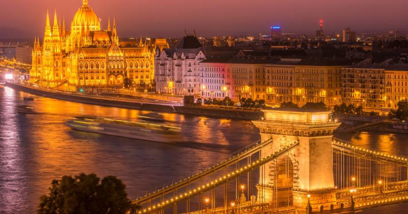 Az utasszállító repülőgép magasan szelte át az éjszakai Budapest csillagfényes égboltját, miközben egy lenyűgöző fénykép készült a város fényeiről.
