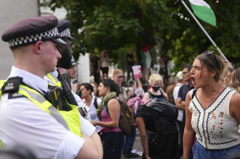 A brit belügyminisztérium új szigorítási csomagtervet jelentett be a palesztinpárti tüntetések kapcsán, amelynek célja a közrend védelme és a demonstrációk körüli feszültségek csökkentése. A javasolt intézkedések között szerepelhet a rendezvények szigorúb