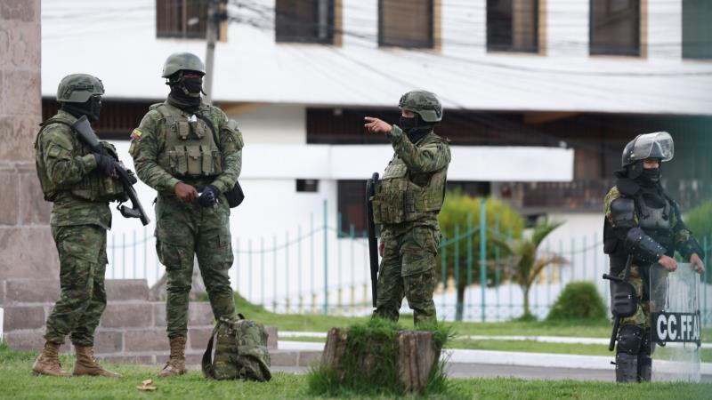 Ecuadorban feszültséggel teli események zajlanak, miután tüntetők tüzet nyitottak az elnöki konvojra, ami gyilkossági kísérlet gyanúját vetette fel. Az incidens következtében öt személyt letartóztattak, és a hatóságok nyomozást indítottak a történtek körü