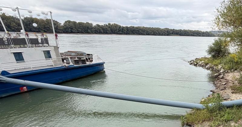 Esztergom közelében egy szállodahajó ütközött egy állóhajónak, ami komoly izgalmakat okozott a környéken. Az esemény felkeltette a helyi lakosok és a turisták figyelmét is, hiszen a folyón történő balesetek ritkának számítanak.