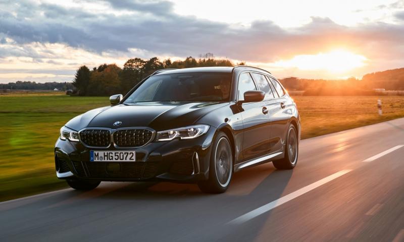 Magyarországon megérkezett a vadonatúj, hat hengeres BMW szedán és kombi, mely nemcsak a teljesítményével, hanem takarékosabb üzemanyag-fogyasztásával is lenyűgöz. Az új modell ötvözi a sportos dinamizmust a prémium komforttal, hogy a vezetési élmény mind