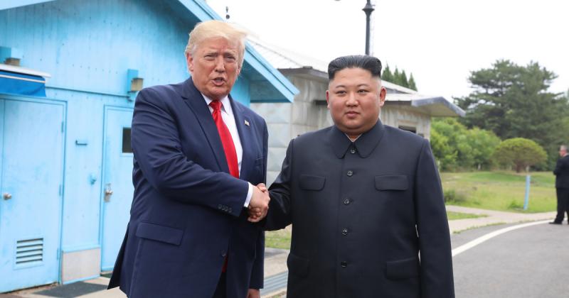 Titokban készülődik egy találkozó Donald Trump és Kim Dzsongun között, amelynek részletei még homályban maradnak. Az esemény körüli feszültség és izgalom fokozódik, miközben a világ figyelme egyre inkább a két vezetőre irányul. A háttérben zajló diplomáci