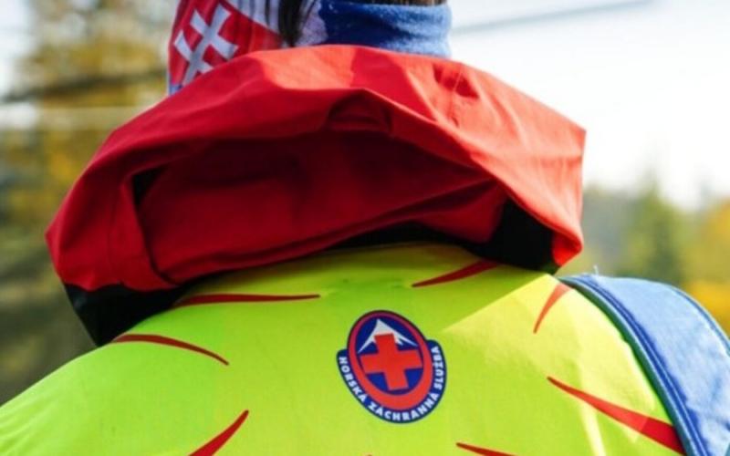 Drámai esemény zajlott a Tátrában: egy fiatal család 9 hónapos kisbabájával együtt rekedt a hegycsúcson. A festői táj és a lenyűgöző panoráma helyett hirtelen feszültséggel teli pillanatok vártak rájuk, miközben a természet hatalmát tapasztalták meg. A sz