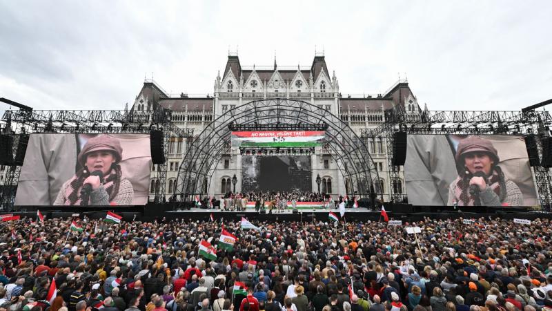 Mohácsy István szavai szerint a valódi lázadás napjainkban abban rejlik, ha valaki a hazája iránti szeretetét és elkötelezettségét vállalja. Ez a patrióta érzelem, amely a nemzeti identitás védelmét és erősítését célozza, sokszor ellentmond a globális tre