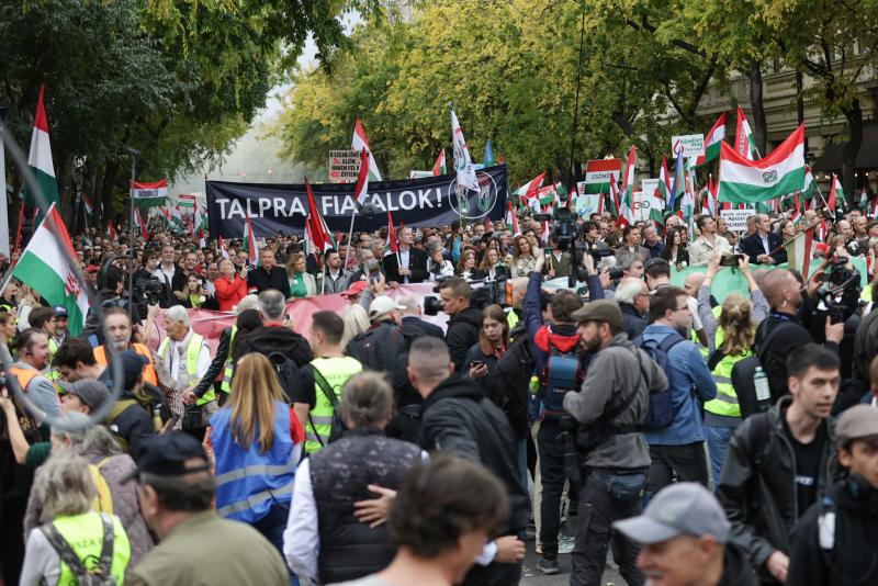 Az operatív törzs adatai szerint a Békemeneten körülbelül 80 ezer résztvevő volt jelen, míg Magyar Péter beszédét csupán 45 ezer ember hallgatta meg. | szmo.hu