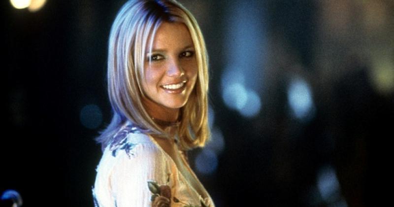 Öt híresség, akik már szülőkké váltak, miközben kortársaik még a szórakozás világában kalandoztak: a gólya korán érkezett az életükbe!

1. **Adele** – A brit énekesnő, aki a 21. születésnapját követően lett édesanya, míg sok fiatal a bulik forgatagában él