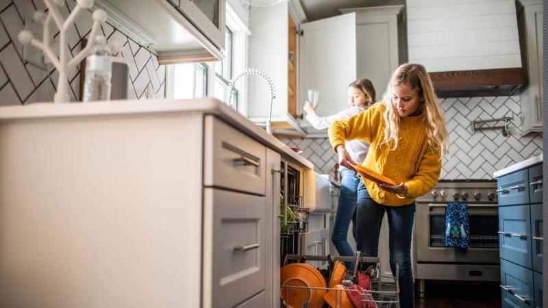 8 dolog, amit mi még megtapasztaltunk – a mai gyerekek viszont már nem

1. **Papíralapú térképek**: Mi még tudtunk tájékozódni a klasszikus papírtérképek segítségével, míg ma már a GPS és a telefonok irányítanak minket.

2. **Kézzel írt levelek**: Az írás