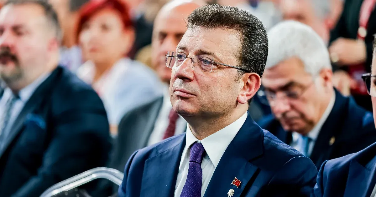 Isztambul ellenzéki polgármesterét kémkedés vádjával hallgatják ki, ami tovább fokozza a feszültséget a politikai színtéren.