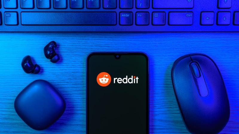 Az utóbbi időszakban egyre inkább elterjedtek a mesterséges intelligencia által készített videók, de a képi manipuláció fogalma nem újkeletű. Valójában évtizedek óta jelen van, csupán mostani fejlődése révén új szintre emelkedett.